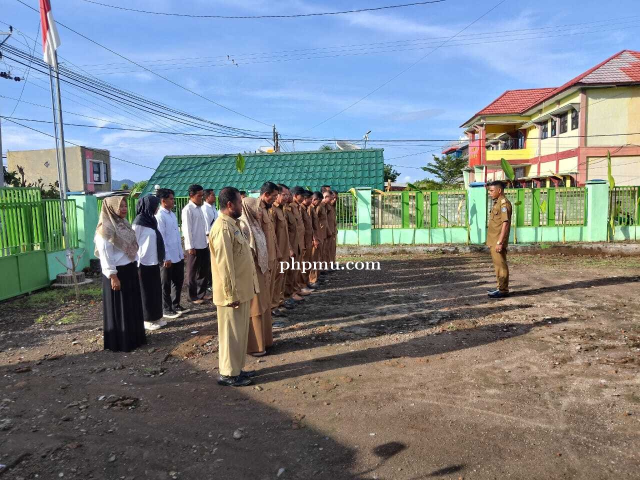 Kepala Desa melakukan Apel Pagi di halaman Kantor Desa O,o dengan Tertib