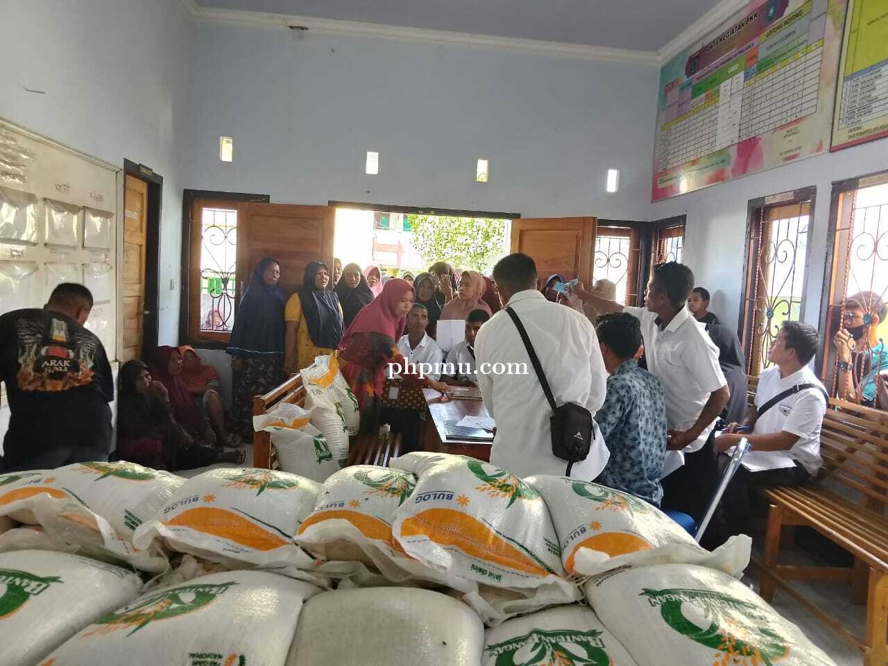 Penyaluran Batuan Beras 10 Kg Kepada Masyarakat Desa O,o