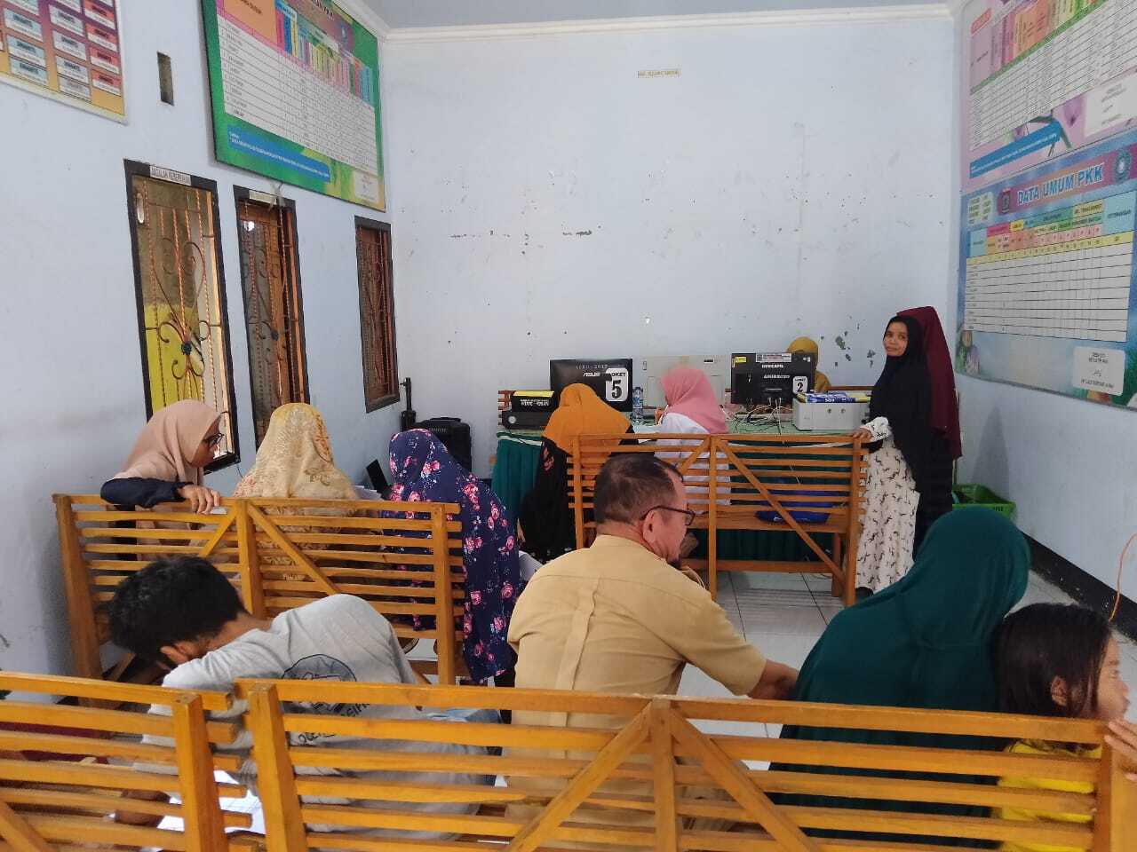 Dukcapil Memberikan Pelayanan Kepada Masyarakat di Aula Kantor Desa O,o